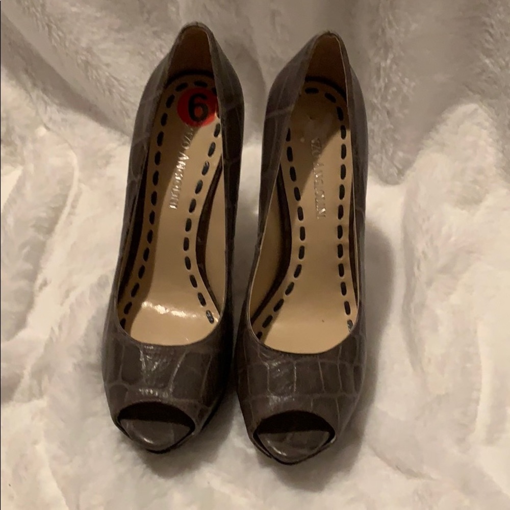 Peep toe pumps